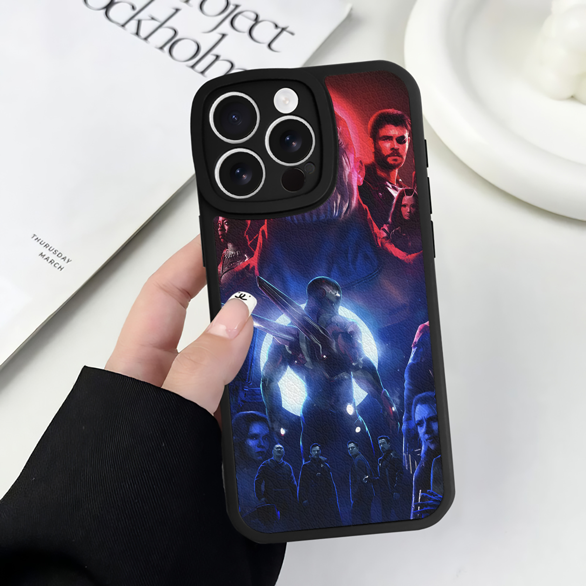 （画像用） アベンジャーズ The Avengers 【iPhone 16シリーズ対応】シリコンスマホケース（レザー調） 材質：シリコン